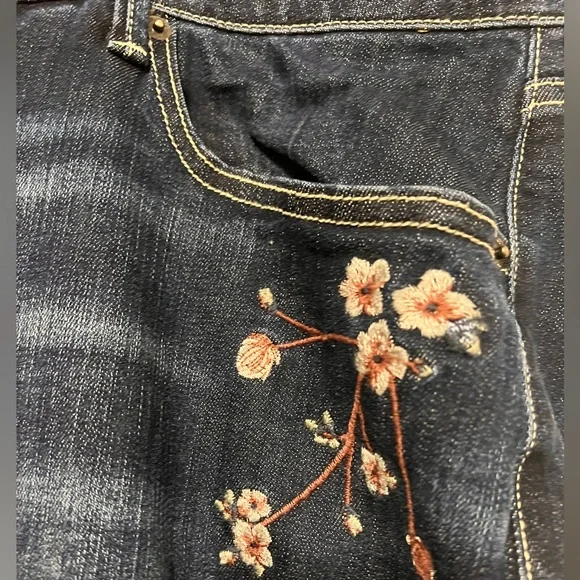 Maurice’s Floral Detail Crop Jeans EUC Size 22 - Picture 3 of 7